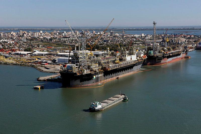 Plataforma de petróleo da Petrobras ancorada em um terminal terrestre.