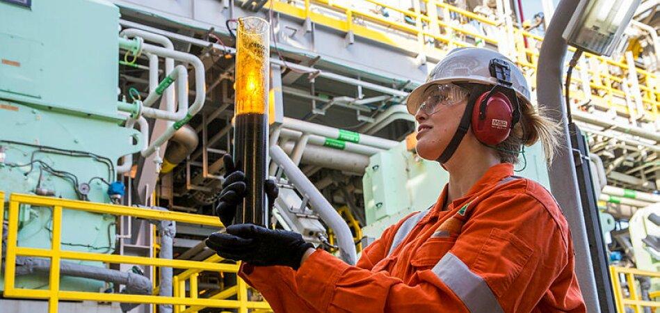 Colaboradora da Petrobras produzindo Petróleo em plataforma FPSO.