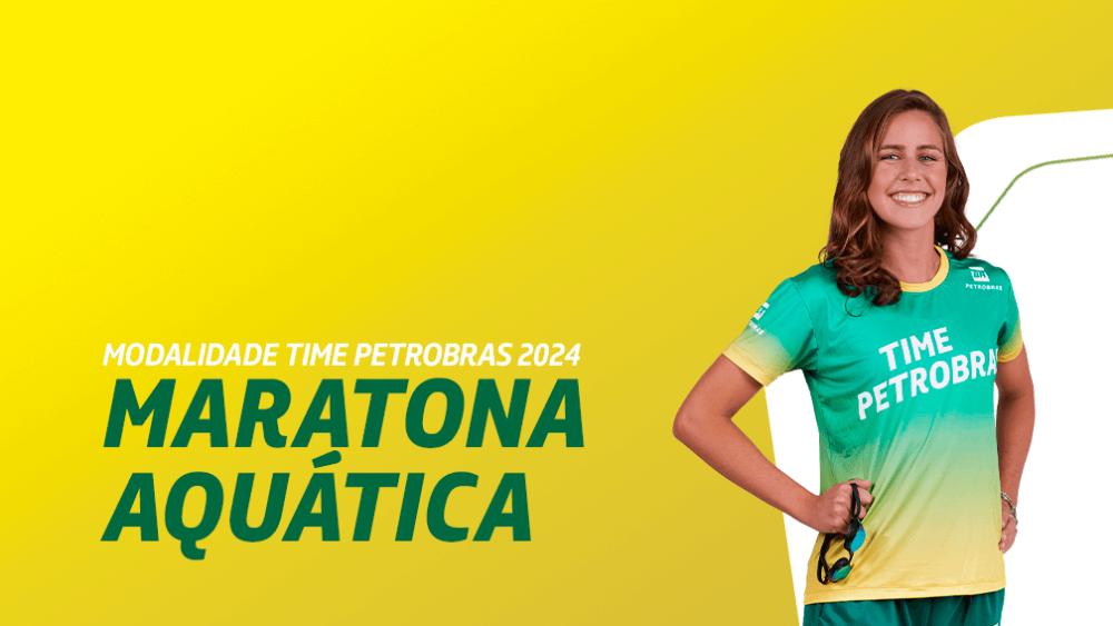 Uma atleta sorri para a câmera usando uniforme do Time Petrobras.