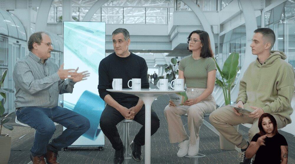 Gravação do podcast Nossa Energia, com dois apresentadores e dois especialistas em biocombustíveis.