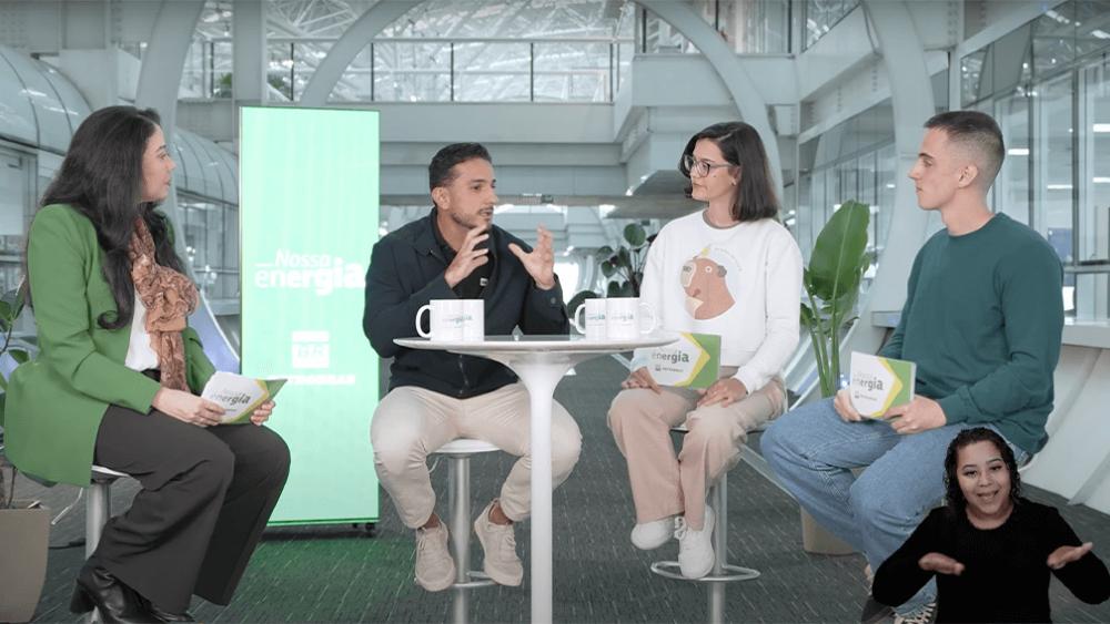 Gravação do podcast Nossa Energia, com dois apresentadores e dois especialistas em geociências.