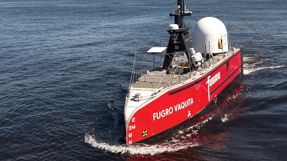 Fotografia diurna de uma embarcação no mar, com o nome “Fugro Vaquita” na lateral.
