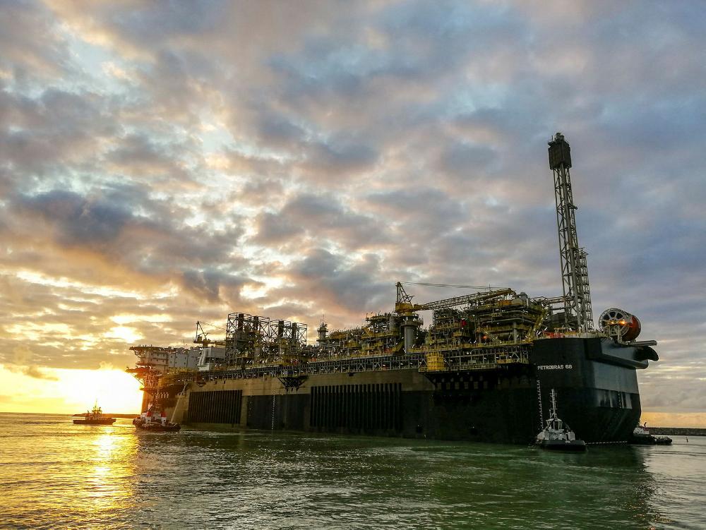Navio FPSO no mar, ao entardecer.