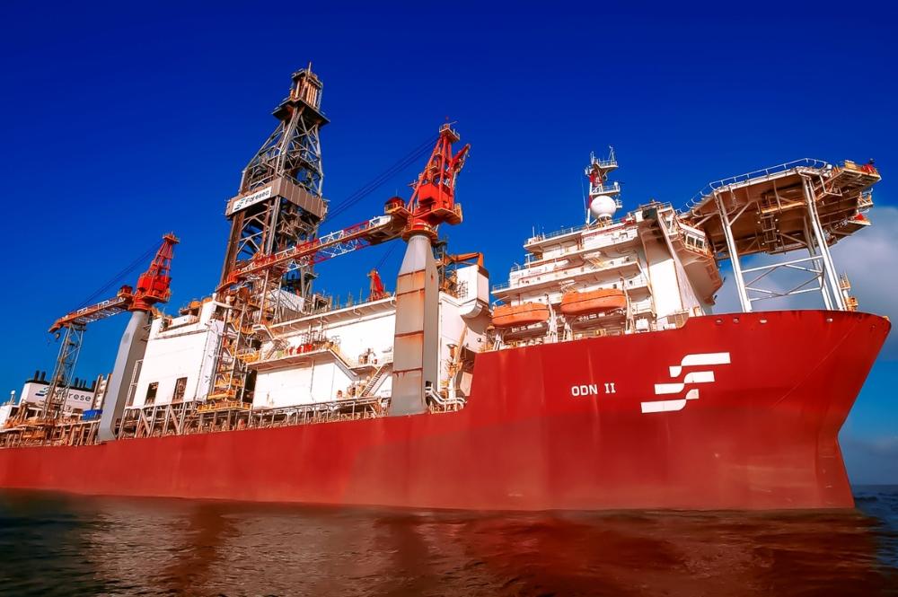 Sonda de perfuração NS-42 no oceano.