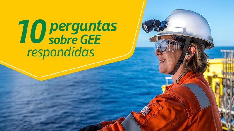 Mulher com uniforme da Petrobras e EPIs contemplando o mar em plataforma. Na imagem, o texto: 10 perguntas sobre GEE respondidas.